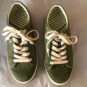 TAOS Star in Olive Size 9.5 Gently Worn